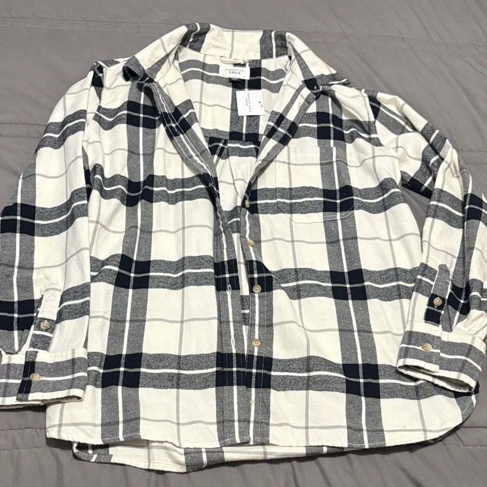 NEW!!American Eagle Black and White Plaid Button-Up Shirt - Picture 2 of 5